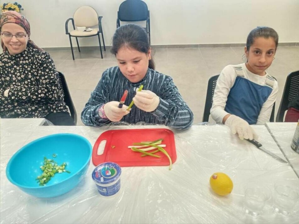 Flickor från ultraortodoxa judiska familjer i Bnei Brak har en mataktivitet tillsammans med sin mentor. Foto: Youth Futures