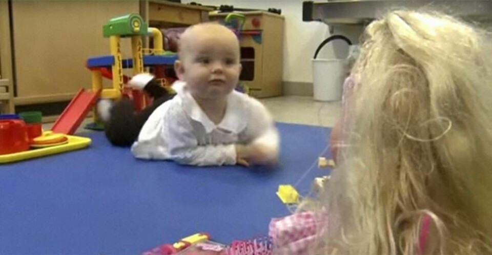 En studie som presenterades i programmet visar att flickor i nio månaders ålder kryper fram till andra typer av leksaker än vad pojkar gör. Foto: NRK, Youtube