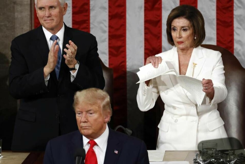 Den demokratiska talmannen Nancy Pelosi rev en papperskopia av Trumps tal. Foto: Patrick Semansky/AP/TT