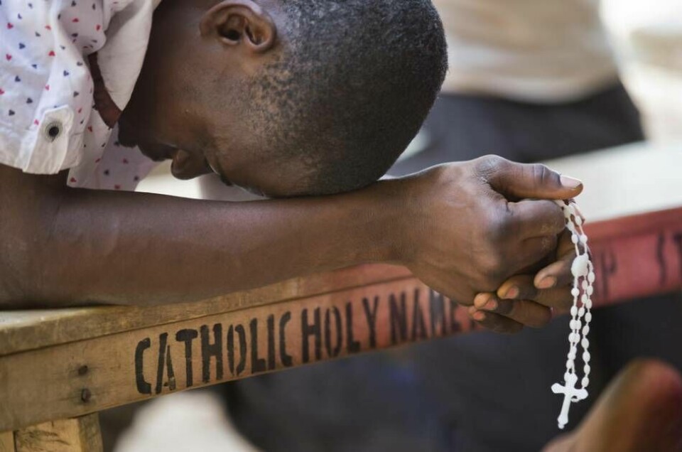 Kristna i Nigeria utsätts ofta för våldsdåd. Här syns en nigeriansk man som ber efter en bombattack år 2014. Foto: Ben Curtis/AP/TT