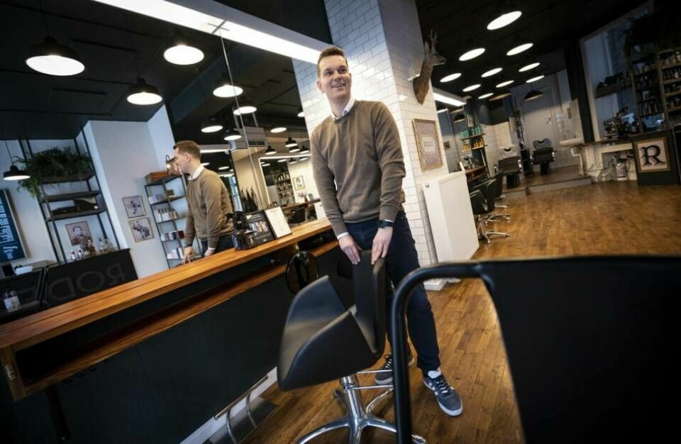 Än så länge hålls danska frisersalonger stängda, men den 6 april öppnar de för dem som kan uppvisa coronapass. Tommy Nielsen, delägare i frisörkedjan Rodeo, säger att han ser nödvändigheten i det. Foto: Johan Nilsson/TT