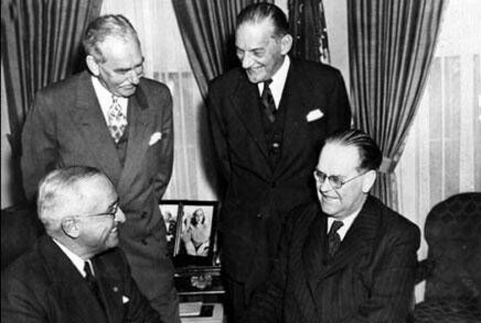 När statsminister Tage Erlander (sittande t h) träffade den amerikanske presidenten Harry S Truman (sittande t v) i USA den 14 april 1952 lades grunden till Sveriges samarbete med USA och CIA. Foto: TT