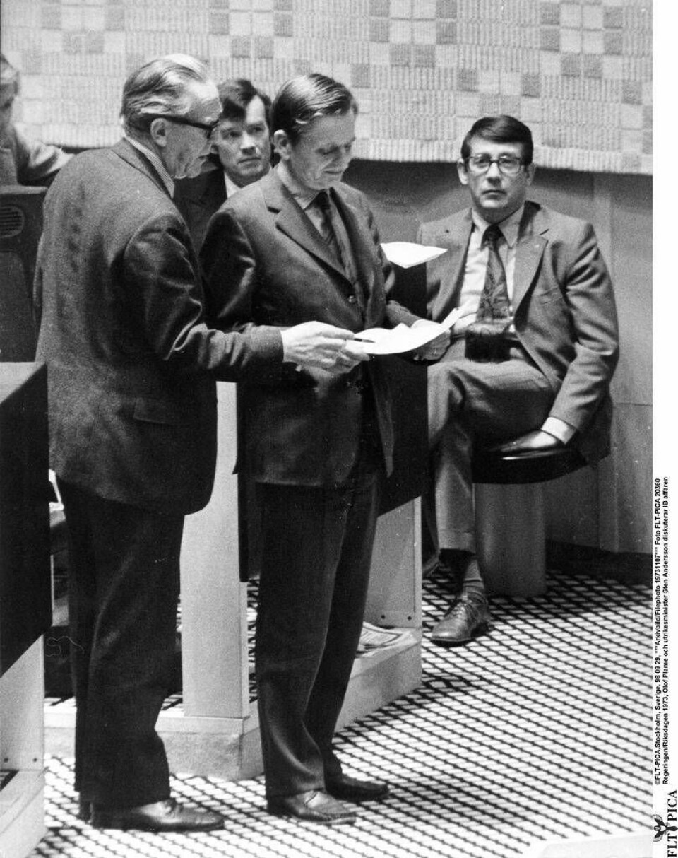 Socialdemokraternas partiledare Olof Palme (mitten) och partisekreterare Sten Andersson (t v) diskuterar IB-affären 1973. Foto: TT