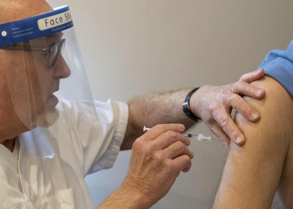 Folkhälsomyndigheten pausar covid-19-vaccinet Nuvaxovid för personer under 31. Folkhälsomyndigheten pausar covid-19-vaccinet Nuvaxovid för personer under 31.