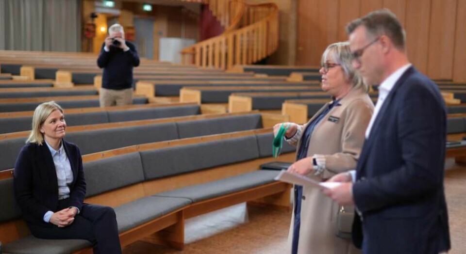 Pingstkyrkan i Jönköping fick celebert besök i måndags. Det är inte var dag som pastorerna Chatrine Carlson och Marcus Örebäck (t h) får tala inför Magdalena Andersson (t v). Foto: Adam Ihse/TT