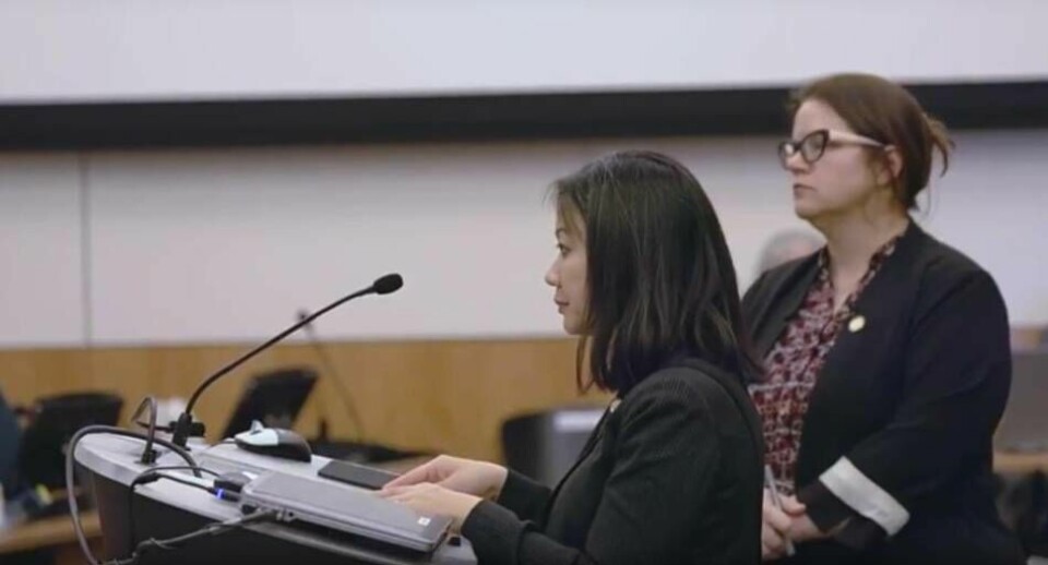 Demokratiska politikern Kathy Tran (till vänster) sade vid en utfrågning att abort, enligt hennes lagförslag, ska kunna beviljas fram till förlossningen. Foto: Skärmdump från Youtube