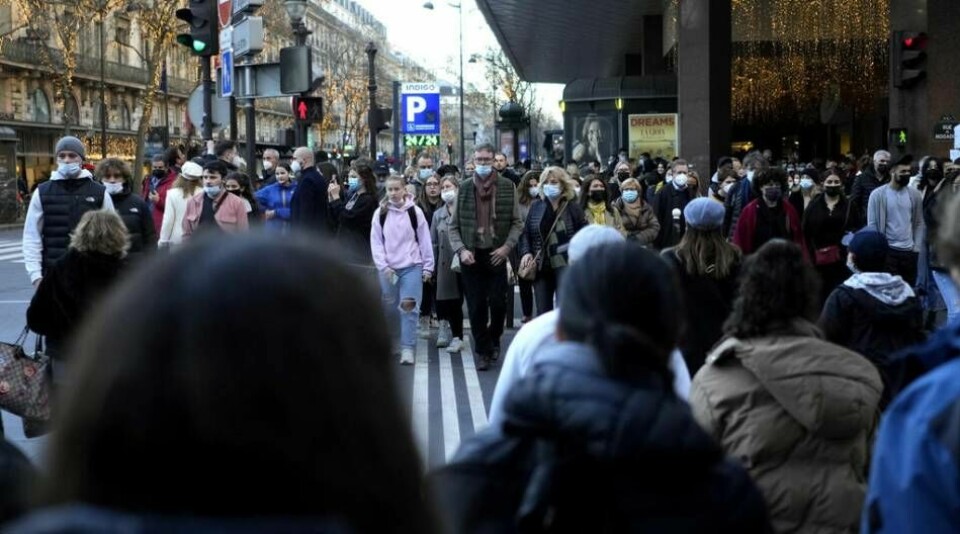 Smittspridningen i Frankrike är på rekordhöga nivåer, men nu öppnas samhället upp något. Foto: Thibault Camus/AP/TT