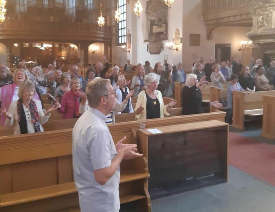 Bönerna steg till Gud under måndagens samling i S:ta Clara kyrka i Stockholm inför söndagens val. Foto: Privat