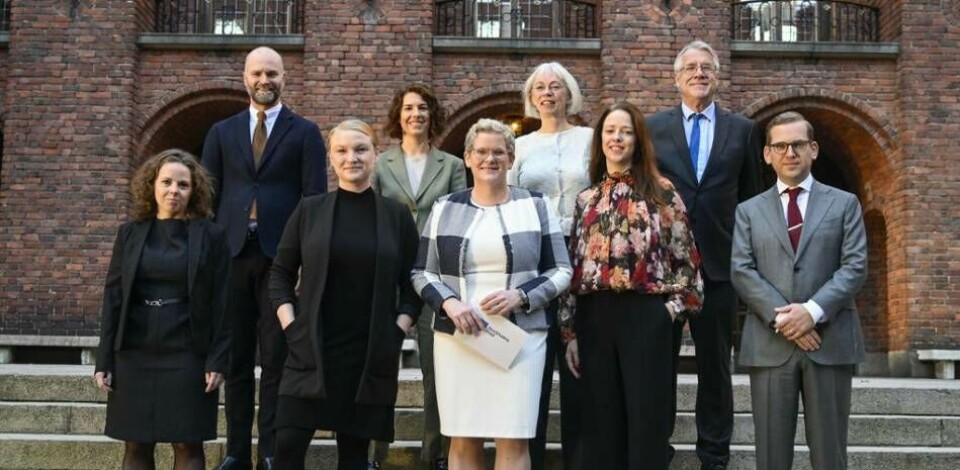 Stockholms stad har efter valet fått ett rödgrönt styre. S-politikern Emilia Bjuggren (andra från vänster på översta raden) lovar att arbetet mot antisemitism i skolor kommer vara prioriterat även om ordet tagits bort från budgeten.
