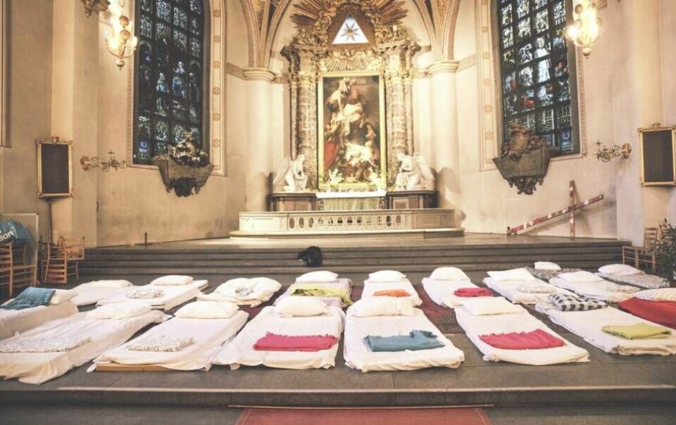 Inga madrasser får längre rullas ut på golvet i S:ta Clara kyrka för att ge sovplats åt Stockholms hemlösa. Nya försäkringsvillkor sätter stopp för natthärbärge i kyrkolokalen.