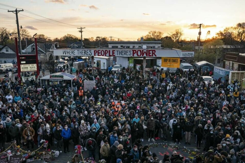 Människor över hela USA hade samlats i samband med att domen offentliggjordes. Demonstranter firade i Minneapolis. Foto: John Minchillo/AP/TT