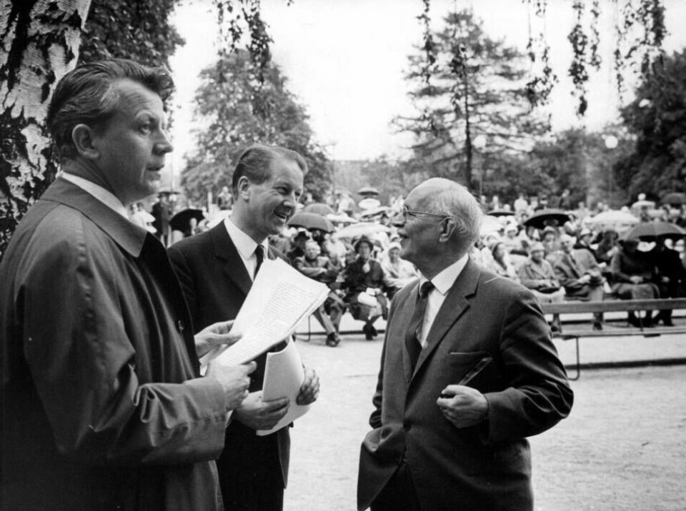 Partiordförande Birger Ekstedt, rådman Harald Ljungström och pastor Lewi Pethrus i samspråk under Kristen demokratisk samlings valkampanj 1964. Foto: Ragnhild Haarstad/SvD/TT