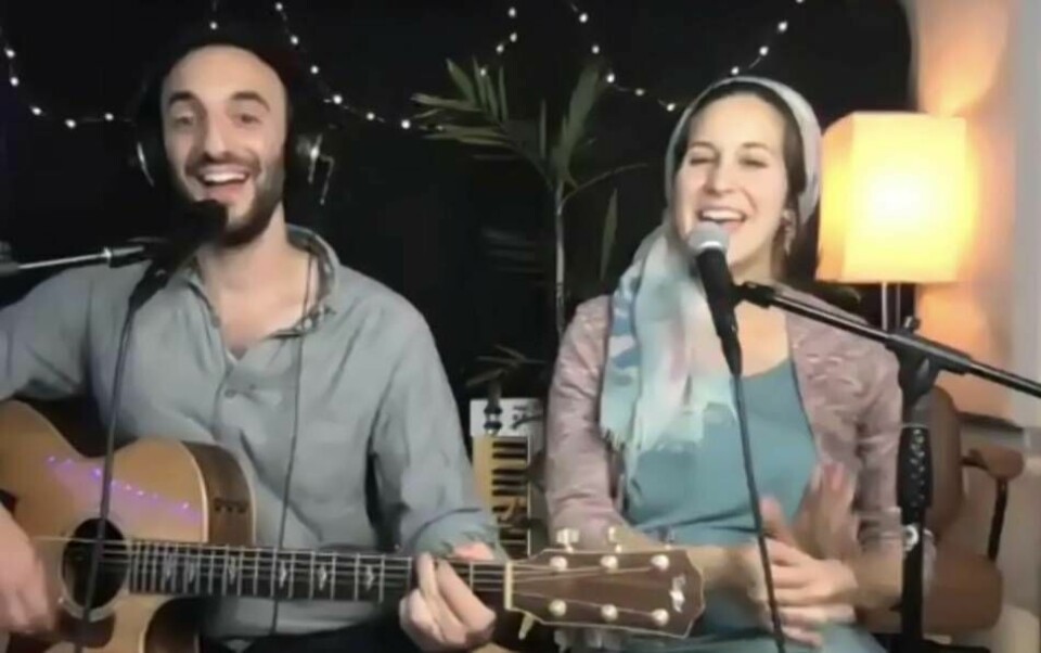 Yoni och Nina Tokayer, den israeliska duon Yonina, framförde flera sånger under Förenade Israelinsamlingens digitala 100-årsfirande. Foto: Skärmdump från Zoom