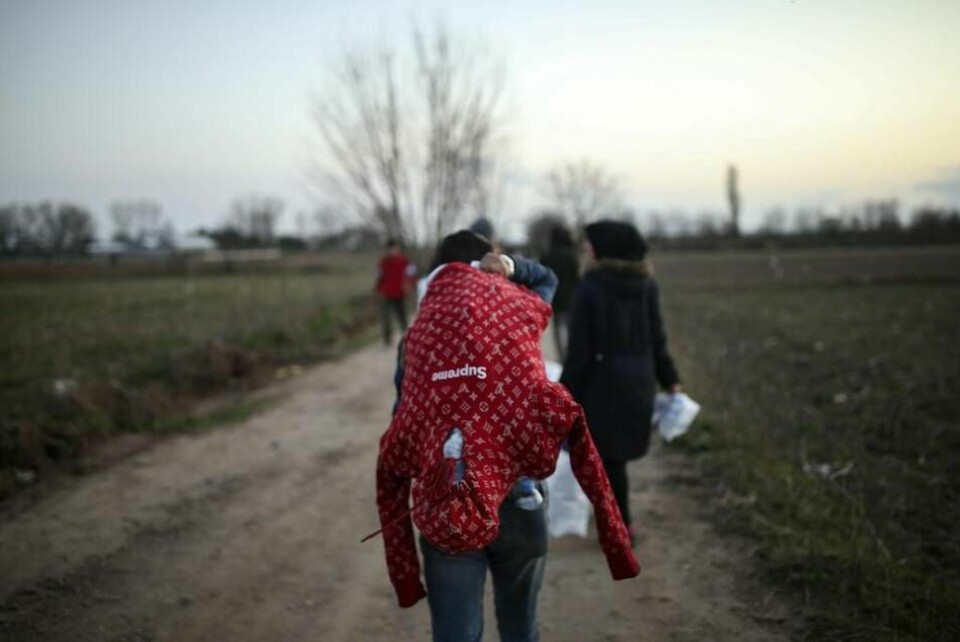 Migrants carry bags with goods in Edirne near the Turkish-Greek border on Saturday, March 7, 2020. Thousands of migrants headed for Turkey's land border with Greece after President Recep Tayyip Erdogan's government said last week that it would no longer prevent migrants and refugees from crossing over to European Union territory. (AP Photo/Emrah Gurel) XTS171 Foto: Emrah Gurel