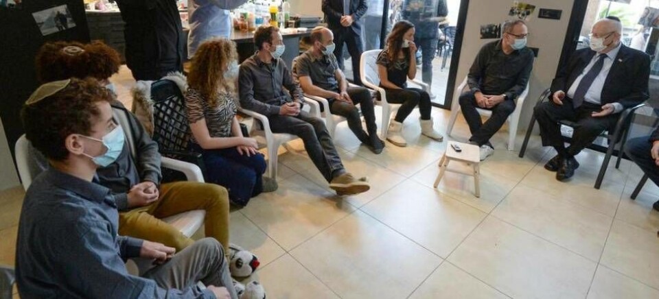 Israels president Reuven Rivlin (t h) tröstar de sörjande familjemedlemmarna till sexbarnsmamman Esther Horgan, som mördades under en joggingtur i december – ett dåd som den palestinske gärningsmannen sade sig utföra som hämnd på att en vän avlidit i cancer i israeliskt fängelse. Israels president Reuven Rivlin (t h) tröstar de sörjande familjemedlemmarna till sexbarnsmamman Esther Horgan, som mördades under en joggingtur i december – ett dåd som den palestinske gärningsmannen sade sig utföra som hämnd på att en vän avlidit i cancer i israeliskt fängelse.