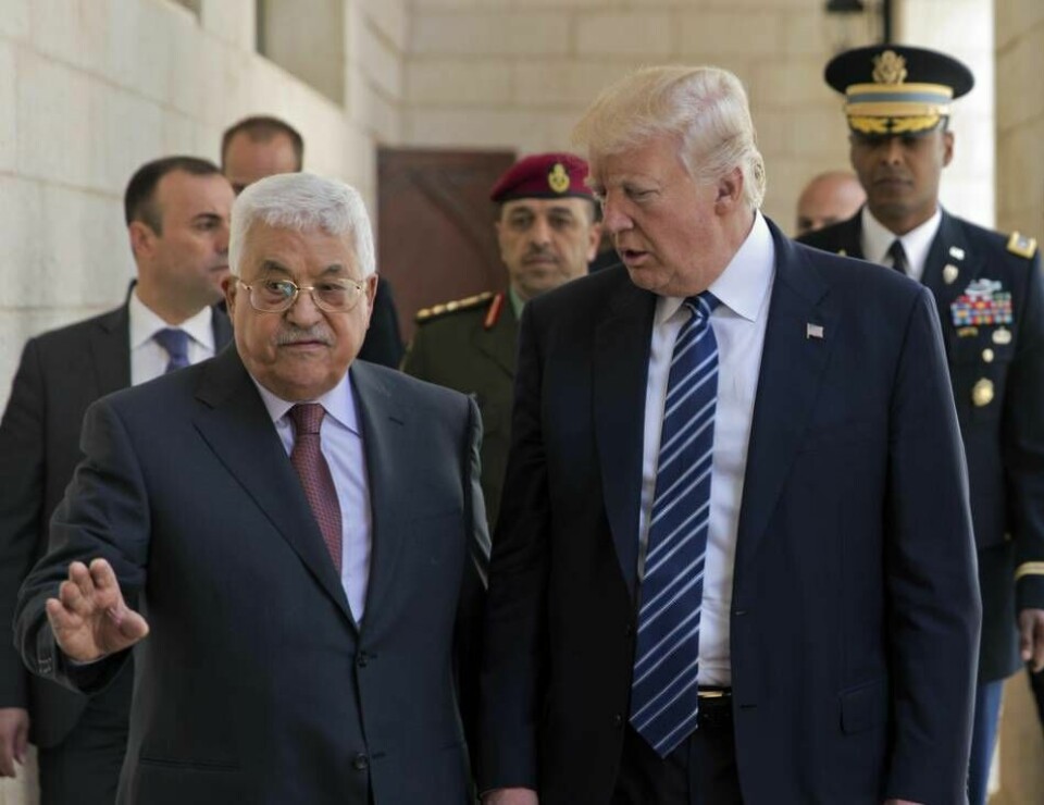Militärt bistånd till palestinierna kan bli aktuellt om det palestinska styret slutar bojkotta den nya amerikanska fredsplanen, säger källor till AFP. På bilden syns den palestinske ledaren Mahmoud Abbas i möte med USA:s president Donald Trump år 2017.