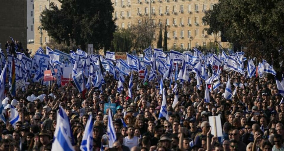 Den israeliska regeringens förslag till rättsreform har lett till omfattande protester i landet, och kan nu komma att pausas. Även om mycket av omvärldens kritik missar målet är det bra att man lyssnar till legitima invändningar, skriver Per Ewert.