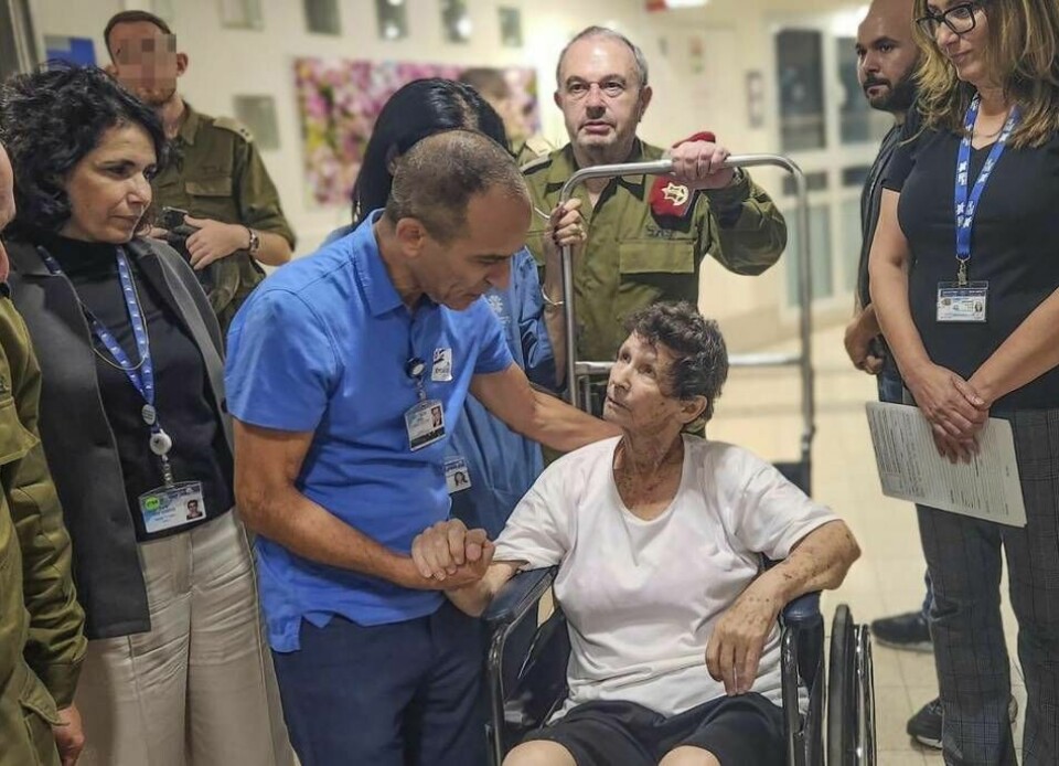85-åriga Yocheved Lifshitz vårdas nu på sjukhus i Tel Aviv. Foto: Jenny Yerushalmy/Ichilov sjukhus/AP