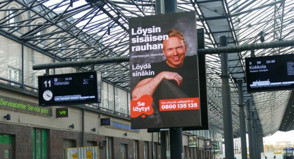 På järnvägsstationen kan resenärerna ta del av budskapet på en stor bildskärm: ”Jag fann inre frid. Hitta den du också.” Foto: Börje Norlén