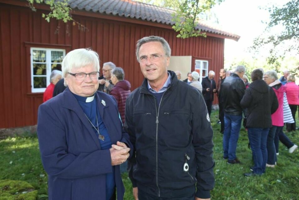 Tidigare missionsföreståndaren Birgit Karlsson och baptistsamfundets missionsledare Sören Carlsvärd, Borekullastugan. Foto: Per Danielsson