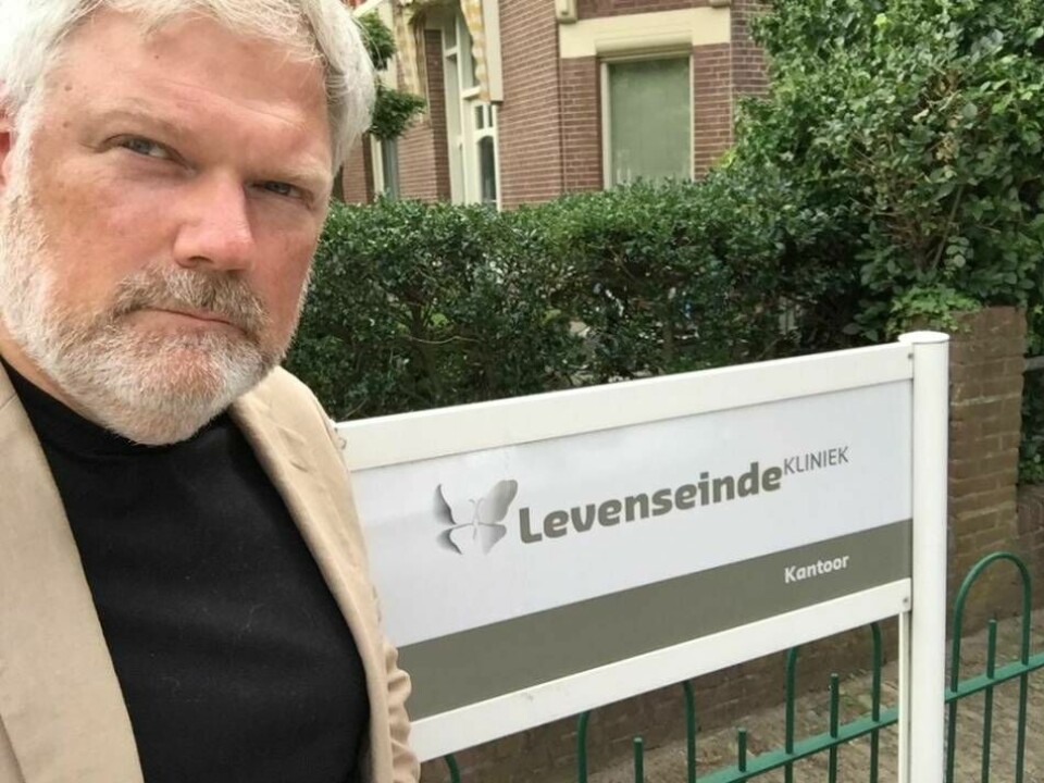 Filmaren Kevin Dunn utanför en eutanasi-klinik i Haag. Foto: Privat