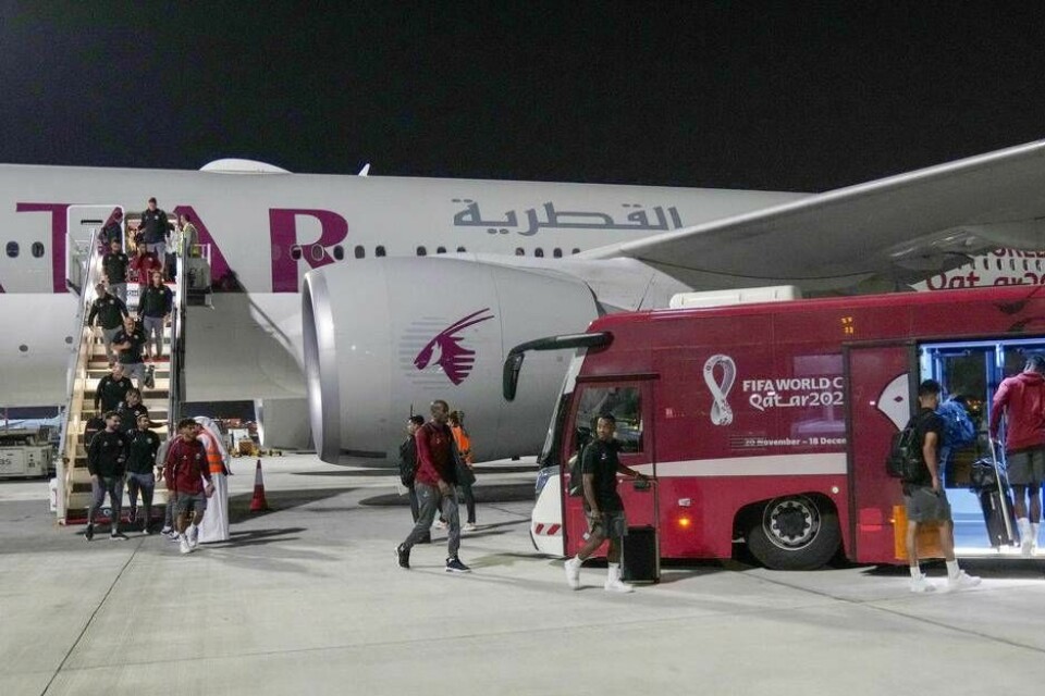 En speciallösning under fotbolls-VM gör att det kommer gå direktflyg mellan Tel Aviv och Doha. Bilden visar fotbollsspelare (dock inte från Israel) som anländer till Qatar. Foto: Hassan Ammar/AP/TT