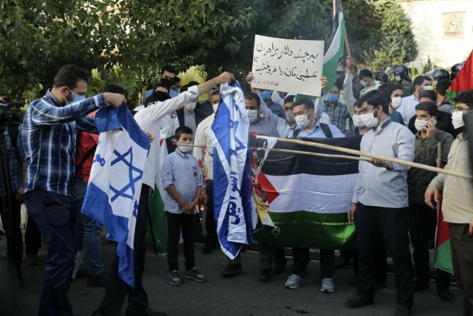 ”Medier har låtit påskina att det är Israels agerande ensamt som skjutit alla fredsplaner i sank, och att palestinierna inte vill något annat än att leva i fred”, skriver Susanna Birgersson. På bilden bränns israeliska flaggor utanför Förenade arabemiratens ambassad i Teheran.