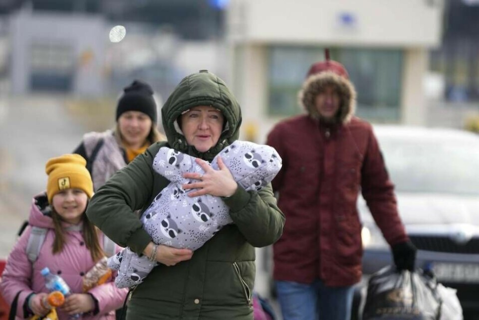 Stora skaror människor har flytt från krigets Ukraina till Polen. Några av dem har nu tagit sig vidare med färjan till Karlskrona. Foto: Markus Schreiber/AP/TT