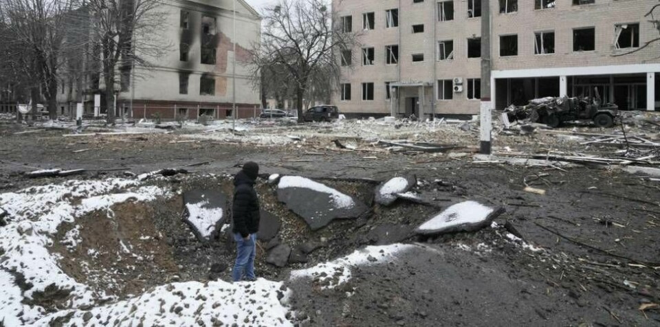 Vi behöver be för beskydd, fred och försoning, menar kristna ledare i Sverige. Bilden visar en militär volontär i Ukraina som står i en krater efter en explosion nära en kontrollstation i Brovary utanför Kiev. Foto: Efrem Lukatsky/AP/TT