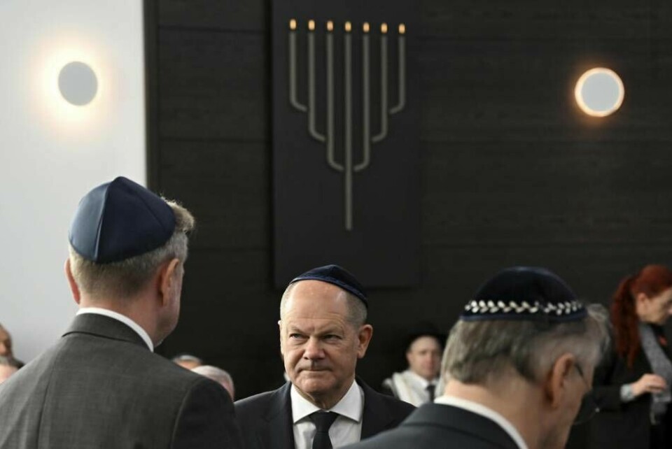 Olaf Scholz besökte en synagoga i Berlin i söndags. Foto: Hendrik Schmidt/AP/TT