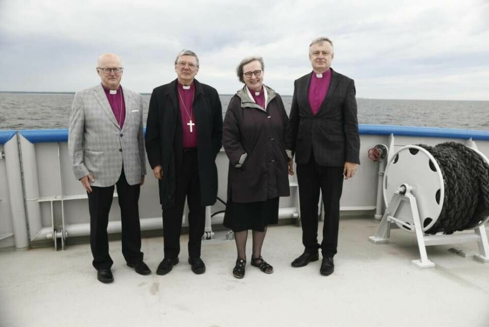 En ceremoni hölls innan undersökningarna av fartyget Estonia påbörjades. Näst längst ut till höger står biskop Tuulikki Koivunen Bylund. Foto: Stefan Jerrevång/TT