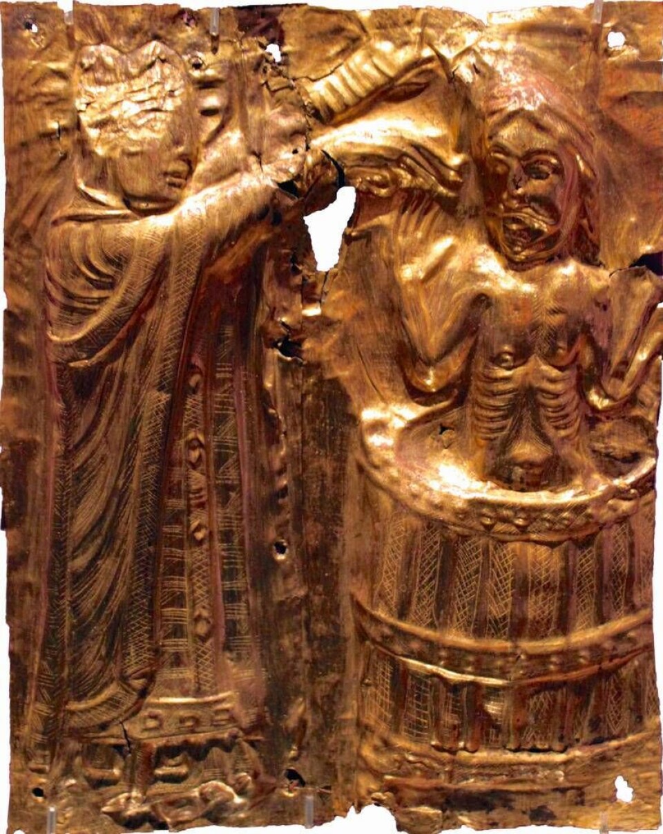 Detalj från en dopfunt skildrar hur Harald döps av munken Poppo, cirka år 960. Foto: Wikimedia