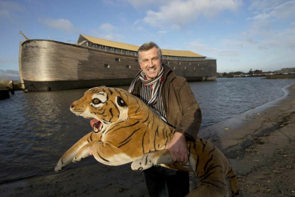 Holländaren Johan Huibers poserar med en uppstoppad tiger framför den ark som han byggt i fullstor skala enligt Bibelns mått. Foto: Peter Dejong/AP/TT