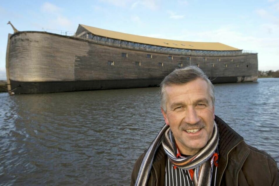 Johan Huibers poses for a portrait in front of the full scale replica of Noahís Ark in Dordrecht, Netherlands, Monday Dec. 10, 2012. The Ark has opened its doors in the Netherlands after receiving permission to receive up to 3,000 visitors per day. For those who donít know or remember the Biblical story, God ordered Noah to build a boat massive enough to save animals and humanity while God destroyed the rest of the earth in an enormous flood. (AP Photo/Peter Dejong) Foto: Peter Dejong/TT