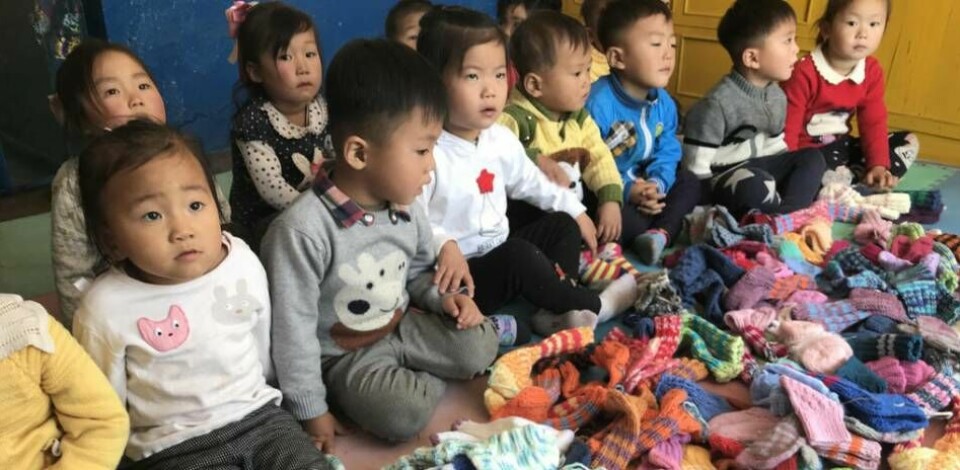 Ville Männistö och Mika Halkola fick distribuera en matleverans till barn i nordöstra Nordkorea, med 5 ton spannmål, stickade raggsockor och andra gåvor. Leveransen var ett samarbete mellan Trosgnistan, Feed the hungry och Livets ord. Foto: Trosgnistan