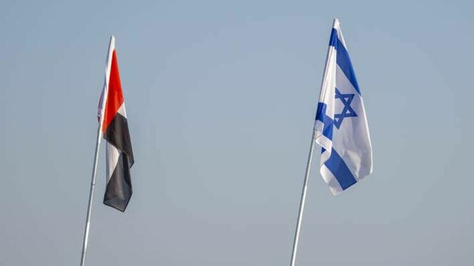 USA:s, Förenade arabemiratens, Israels och Bahrains flaggor vid Fredsbron i Netanya i Israel. På tisdag undertecknar Israel fredsavtal med både Förenade arabemiraten och Bahrain i Washington, USA. Foto: Ariel Schalit/AP Photo/TT