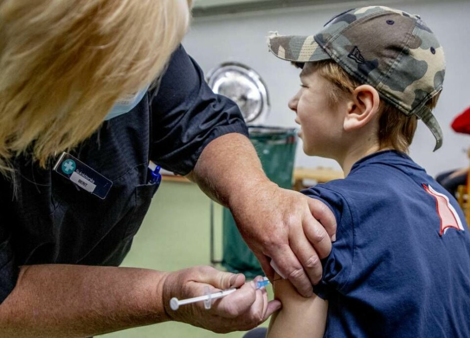 Barn och vuxna under 65 år behöver inte ta någon fjärde dos av covid-19-vaccin, anser Folkhälsomyndigheten. Foto: Adam Ihse/TT