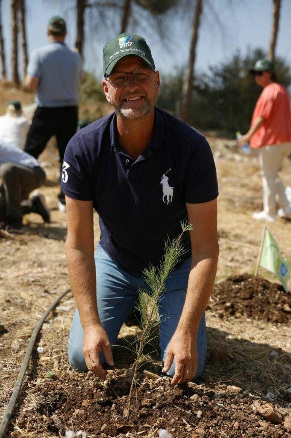 Magnus Oscarsson planterar träd i Israel. Foto: Ruben Agnarsson