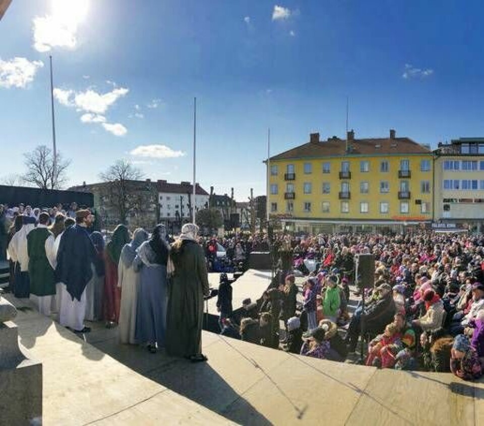 Mitt på torget i Uddevalla, inför 2 000 åskådare, har stadens kyrkor på långfredagen uppfört dramat om Jesu död och uppståndelse. I år blir satsningen mindre. (Bilden är från 2018.) Foto: Dan Blessed