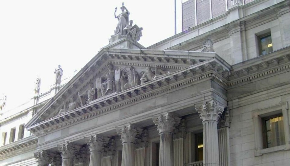 En domstolsbyggnad i New York pryds numera av en staty som förespråkar abort och kamp mot ”patriarkatet”.