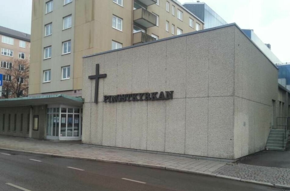 Här utanför pingstkyrkan i Karlstad attackerades och misshandlades en asylsökande konvertit efter söndagens gudstjänst. Polis och ambulans tillkallades.