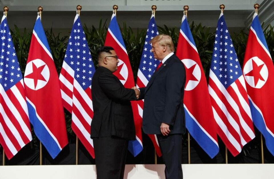 Det historiska handslaget mellan Nordkoreas diktator Kim Jong-Un och USA:s president Donald Trump ägde rum i Singapore klockan 09.04 lokal tid. Det historiska handslaget mellan Nordkoreas diktator Kim Jong-Un och USA:s president Donald Trump ägde rum i Singapore klockan 09.04 lokal tid.