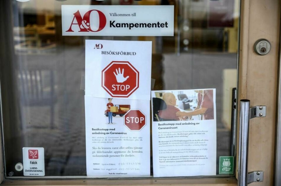 Den som vill besöka en anhörig på ett äldreboende kan mötas av en sådan här skylt. Foto: Anders Wiklund/TT