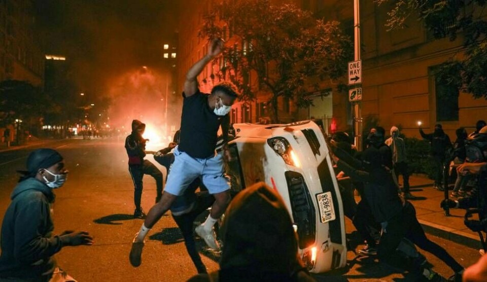 Våldsamma protester har brutit ut i USA sedan en svart man dött efter ett polisingripande. Bilden är från Washington DC. Foto: Evan Vucci/AP/TT