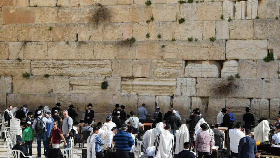 Västra muren var en del av yttermuren till det andra judiska templet i Jerusalem, som förstördes av romarna år 70. Av tradition stoppar många in böner i murens håligheter.