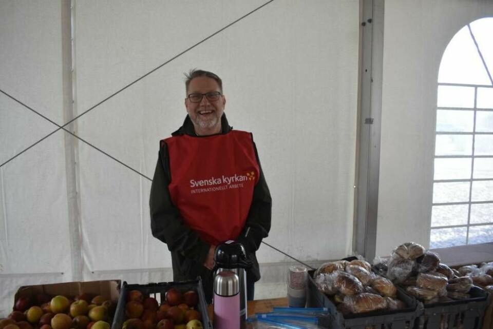 Pingstpastorn Göran Olsson med kaffe, bredda smörgåsar och frukt. Foto: Ola Karlman