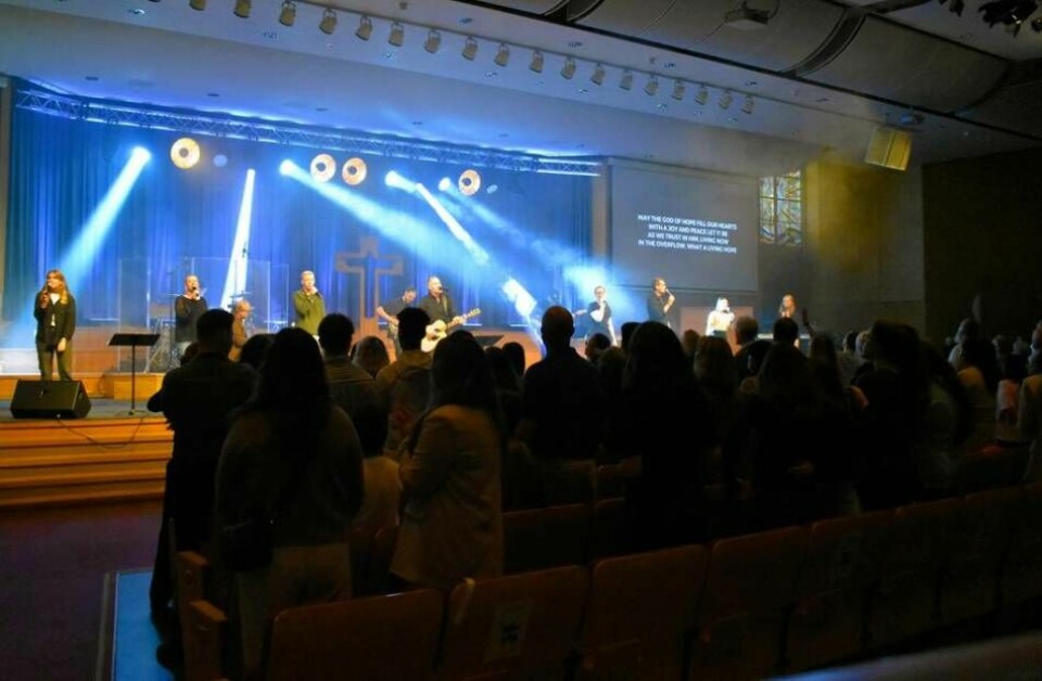 Många stod upp för att lovsjunga Gud i discolampornas sken. Foto: Ola Karlman