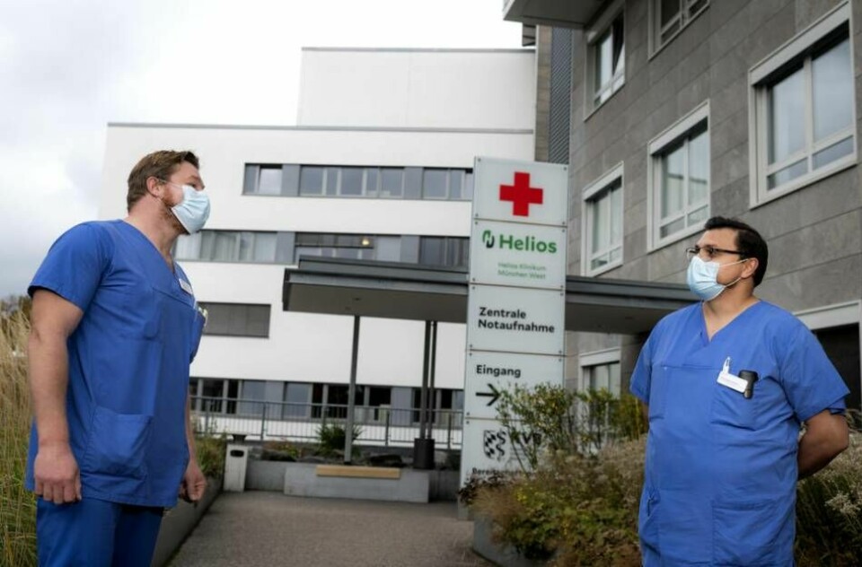 Sjuksköterskorna Thomas Görler (t v) och Christopher Becker (t h) arbetar med svårt sjuka patienter på sjukhuset Helios-Klinikum München West. Foto: Pontus Lundahl/TT