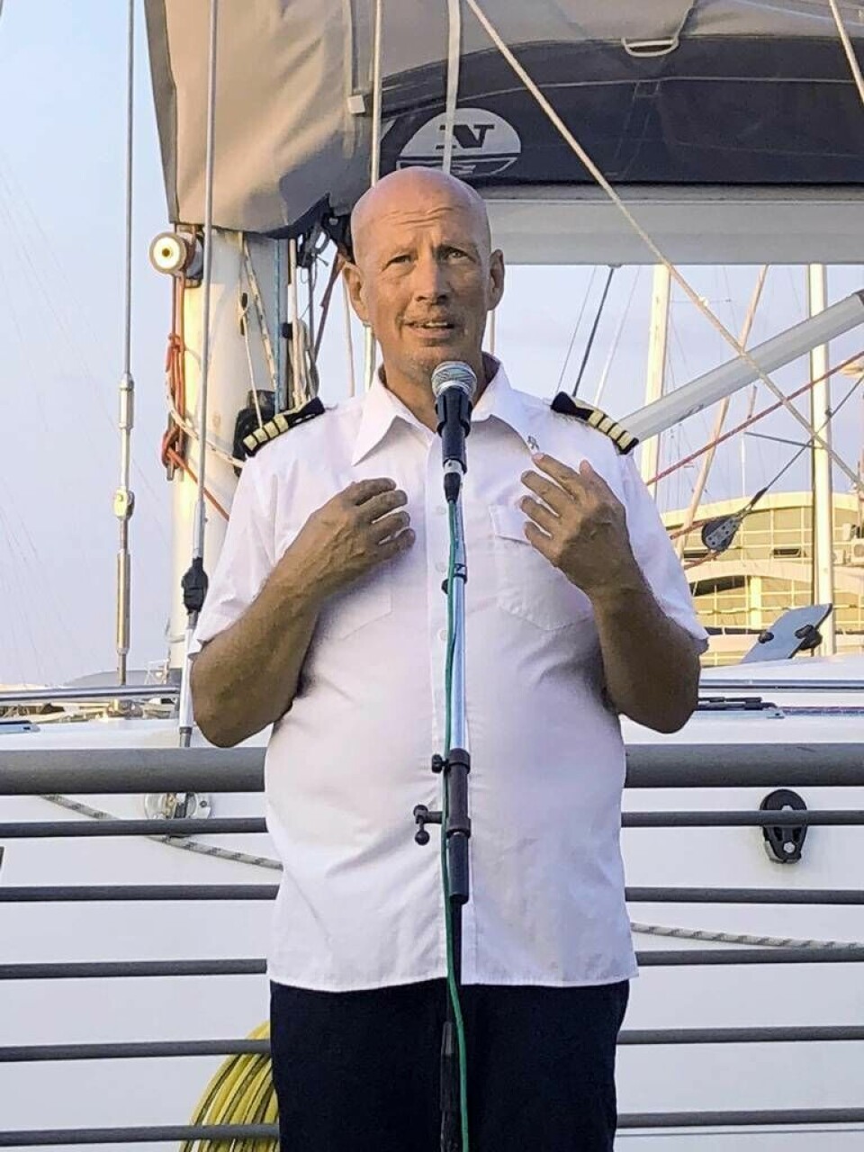 Elidas skeppare Stefan Abrahamsson höll tal vid ankomsten i Israel. Foto: Lukas Berggren