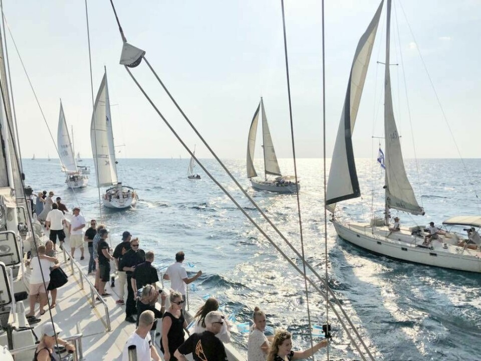 De svenska resenärerna på Elida möttes av ett stort antal israeliska segelbåtar som kommit för att välkomna dem. Foto: Lukas Berggren